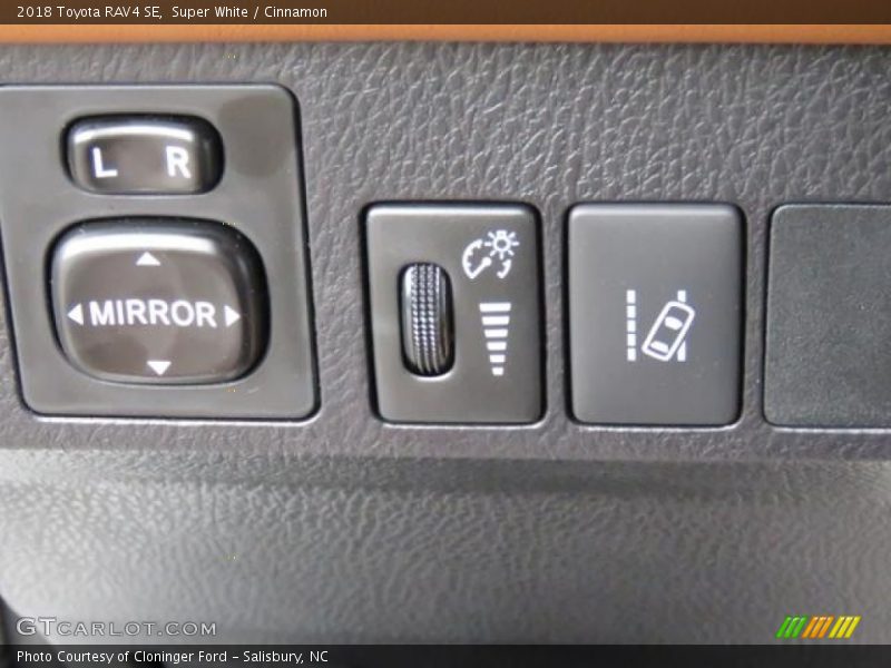 Super White / Cinnamon 2018 Toyota RAV4 SE