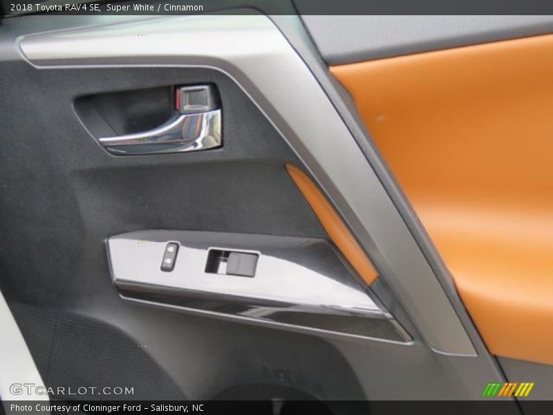 Super White / Cinnamon 2018 Toyota RAV4 SE