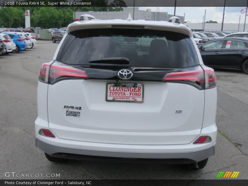 Super White / Cinnamon 2018 Toyota RAV4 SE