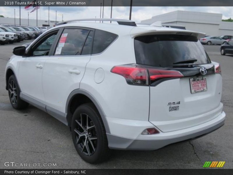 Super White / Cinnamon 2018 Toyota RAV4 SE