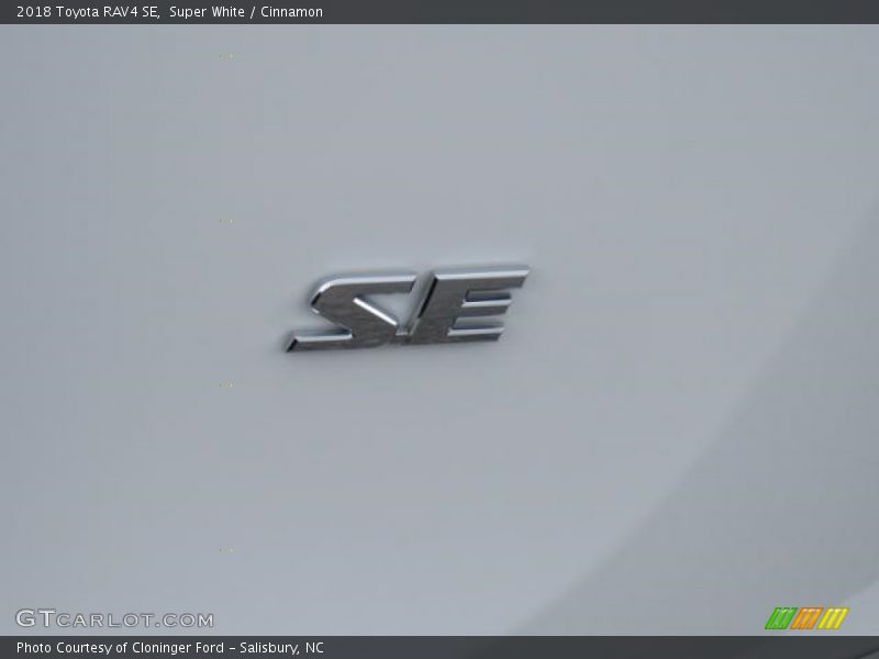 Super White / Cinnamon 2018 Toyota RAV4 SE