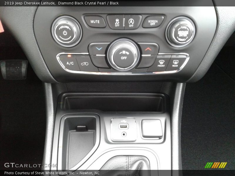 Diamond Black Crystal Pearl / Black 2019 Jeep Cherokee Latitude