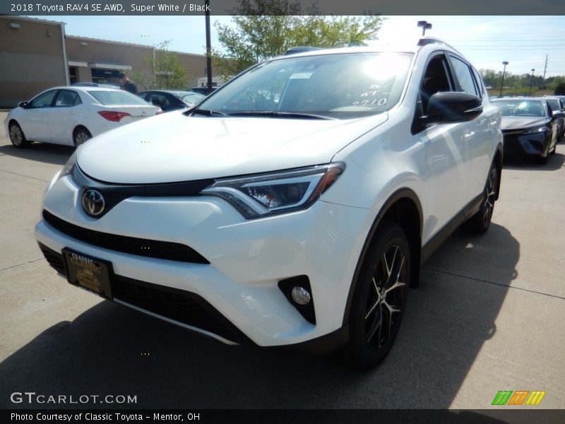 Super White / Black 2018 Toyota RAV4 SE AWD