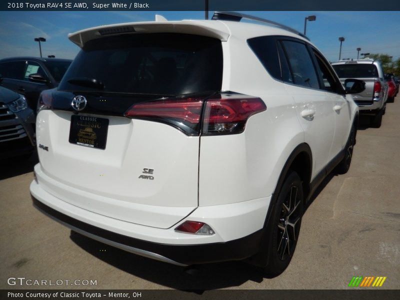 Super White / Black 2018 Toyota RAV4 SE AWD