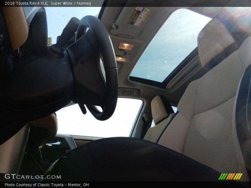 Super White / Nutmeg 2018 Toyota RAV4 XLE