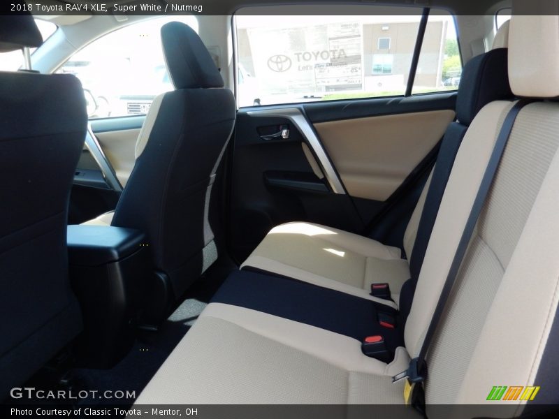 Super White / Nutmeg 2018 Toyota RAV4 XLE