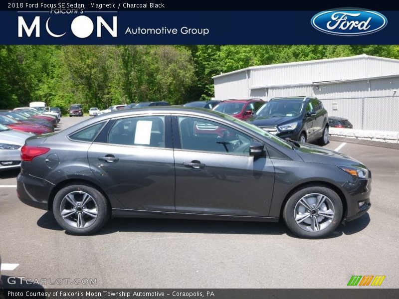 Magnetic / Charcoal Black 2018 Ford Focus SE Sedan