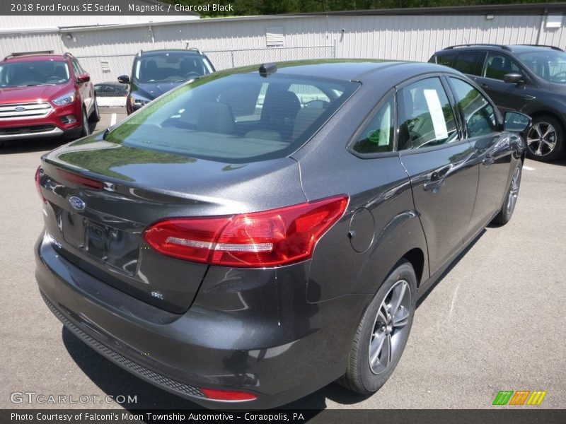 Magnetic / Charcoal Black 2018 Ford Focus SE Sedan