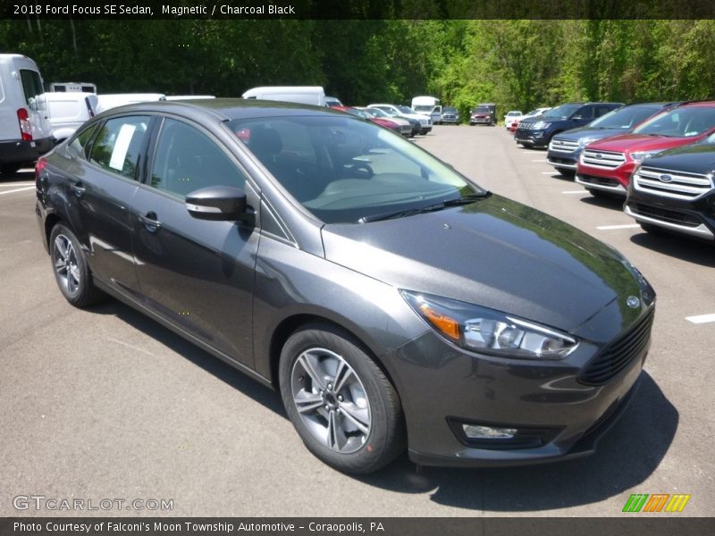 Magnetic / Charcoal Black 2018 Ford Focus SE Sedan