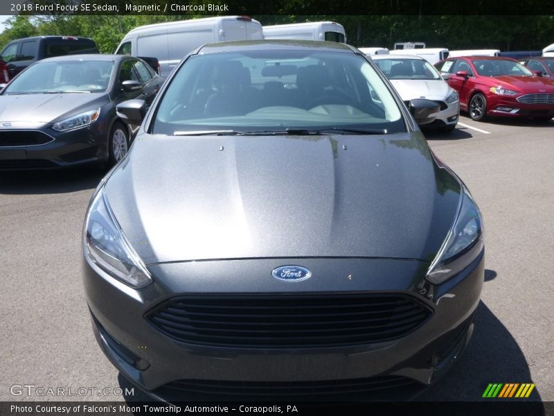 Magnetic / Charcoal Black 2018 Ford Focus SE Sedan