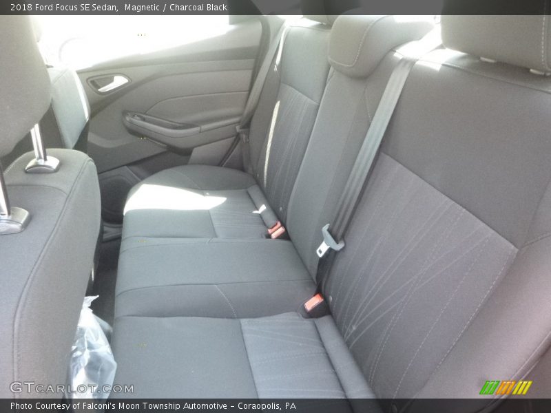 Magnetic / Charcoal Black 2018 Ford Focus SE Sedan