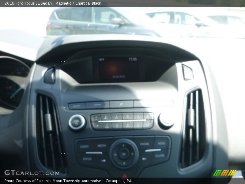 Magnetic / Charcoal Black 2018 Ford Focus SE Sedan