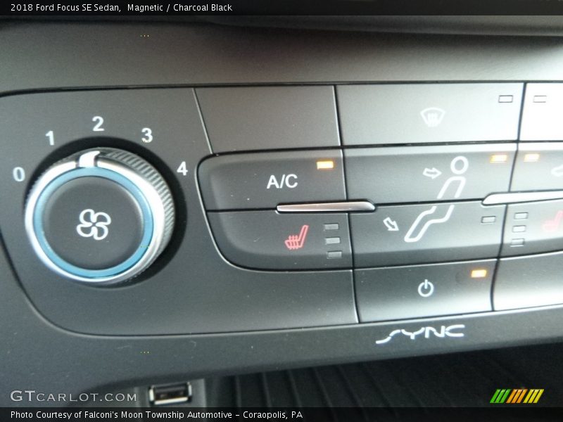 Magnetic / Charcoal Black 2018 Ford Focus SE Sedan