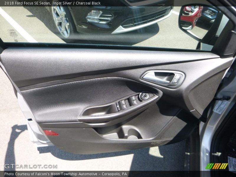 Ingot Silver / Charcoal Black 2018 Ford Focus SE Sedan