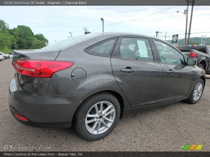 Magnetic / Charcoal Black 2018 Ford Focus SE Sedan