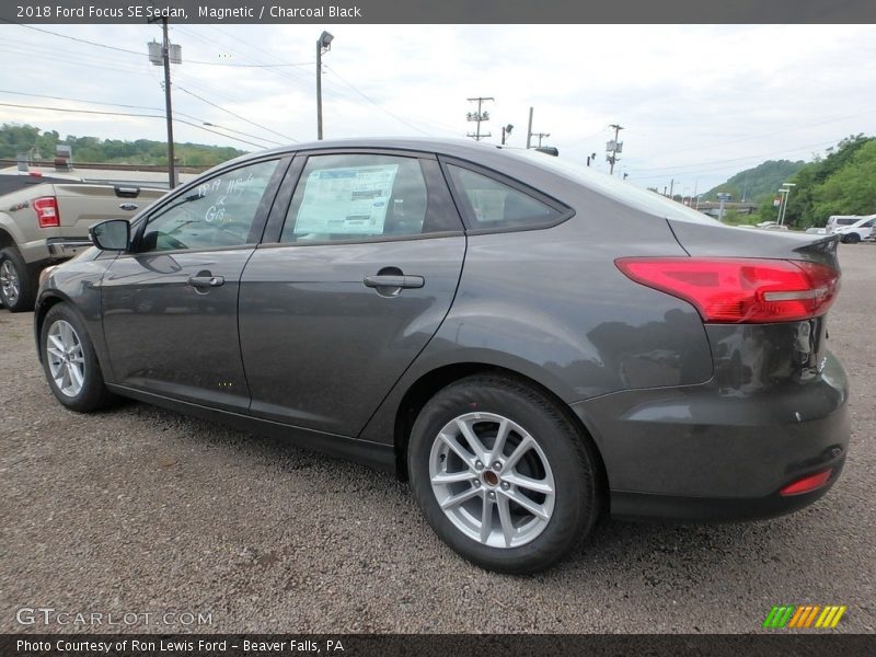 Magnetic / Charcoal Black 2018 Ford Focus SE Sedan