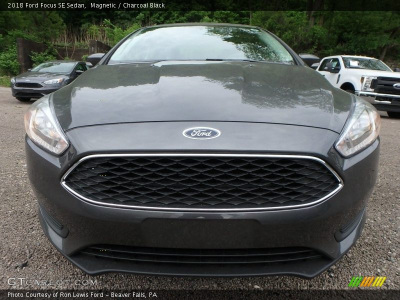 Magnetic / Charcoal Black 2018 Ford Focus SE Sedan