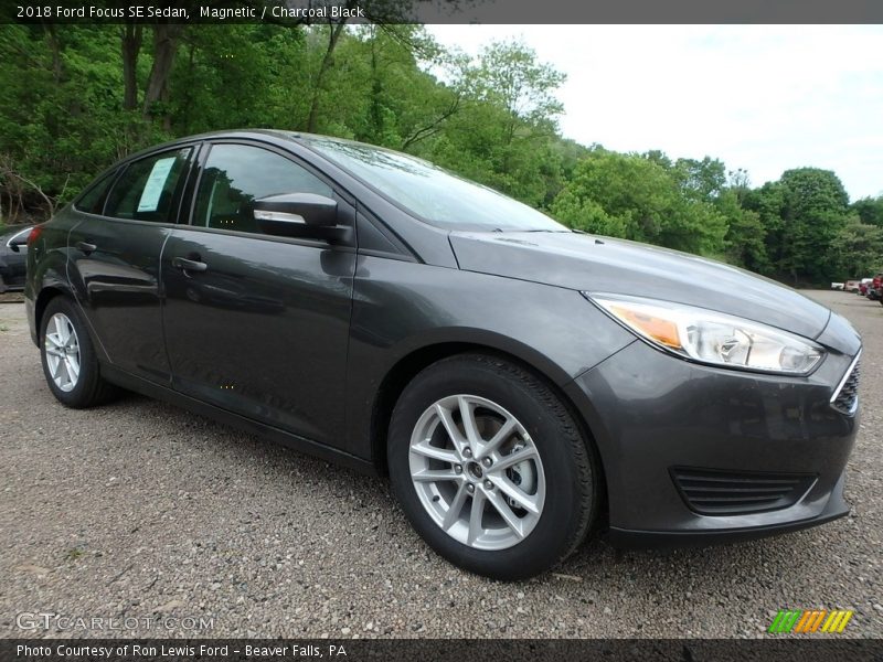 Magnetic / Charcoal Black 2018 Ford Focus SE Sedan