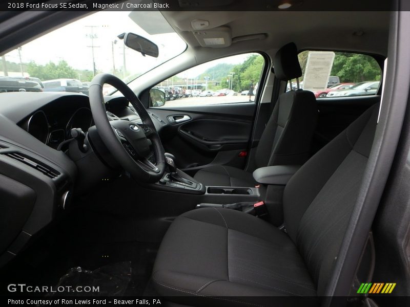 Magnetic / Charcoal Black 2018 Ford Focus SE Sedan
