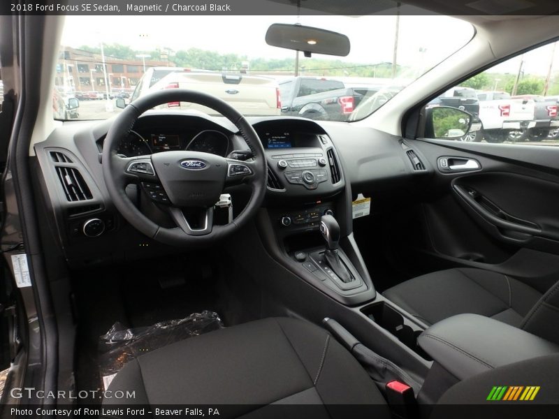 Magnetic / Charcoal Black 2018 Ford Focus SE Sedan