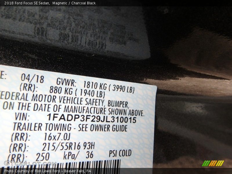 Magnetic / Charcoal Black 2018 Ford Focus SE Sedan