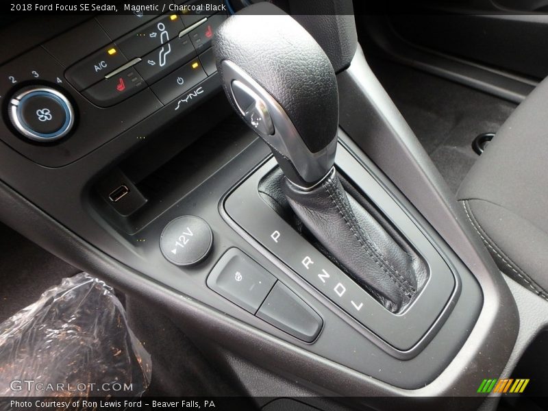 Magnetic / Charcoal Black 2018 Ford Focus SE Sedan
