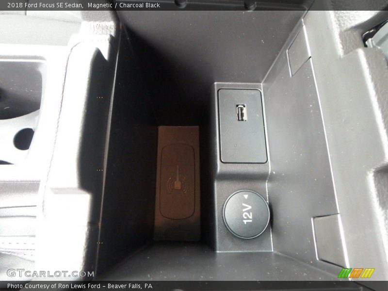 Magnetic / Charcoal Black 2018 Ford Focus SE Sedan