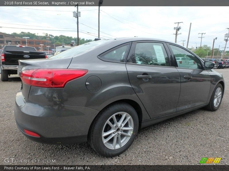 Magnetic / Charcoal Black 2018 Ford Focus SE Sedan