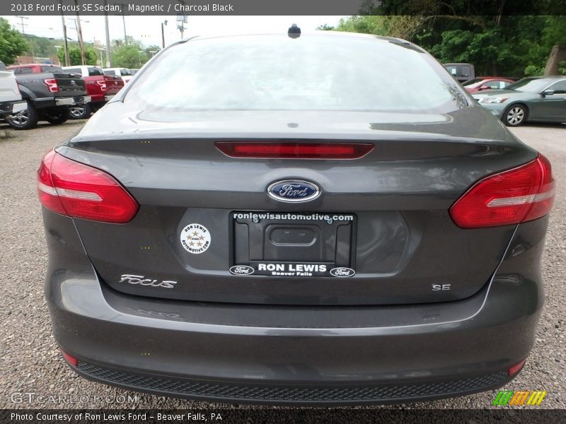 Magnetic / Charcoal Black 2018 Ford Focus SE Sedan