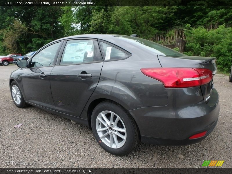 Magnetic / Charcoal Black 2018 Ford Focus SE Sedan