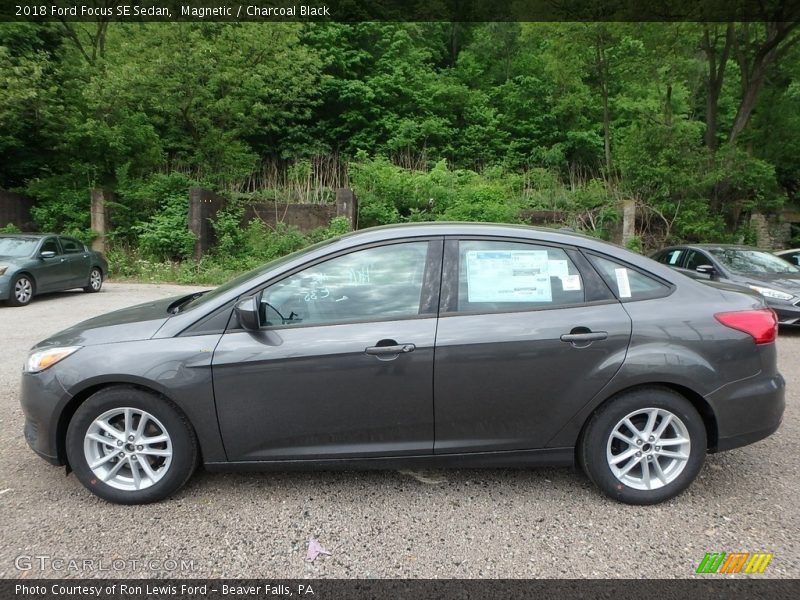 Magnetic / Charcoal Black 2018 Ford Focus SE Sedan