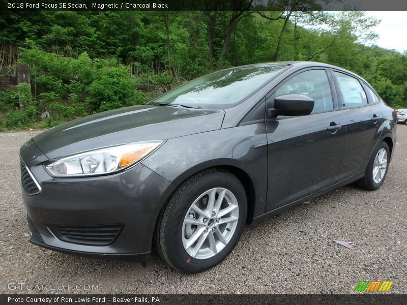 Magnetic / Charcoal Black 2018 Ford Focus SE Sedan