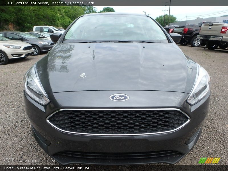 Magnetic / Charcoal Black 2018 Ford Focus SE Sedan