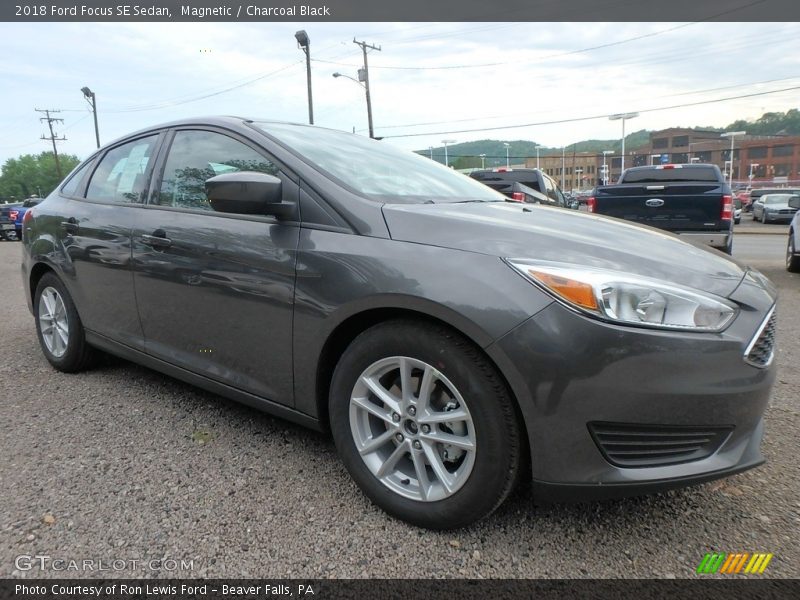 Magnetic / Charcoal Black 2018 Ford Focus SE Sedan