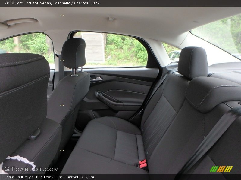 Magnetic / Charcoal Black 2018 Ford Focus SE Sedan