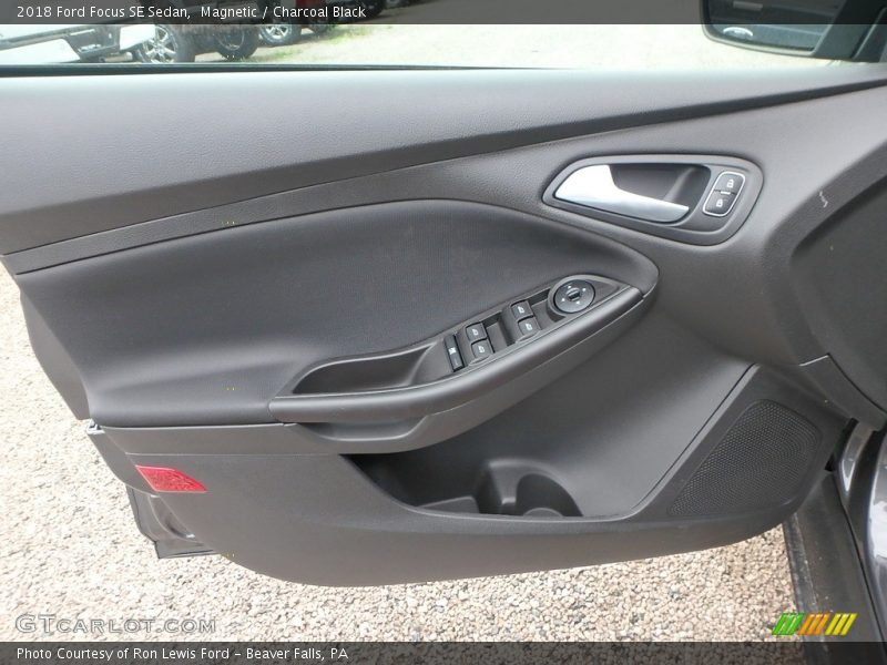 Magnetic / Charcoal Black 2018 Ford Focus SE Sedan