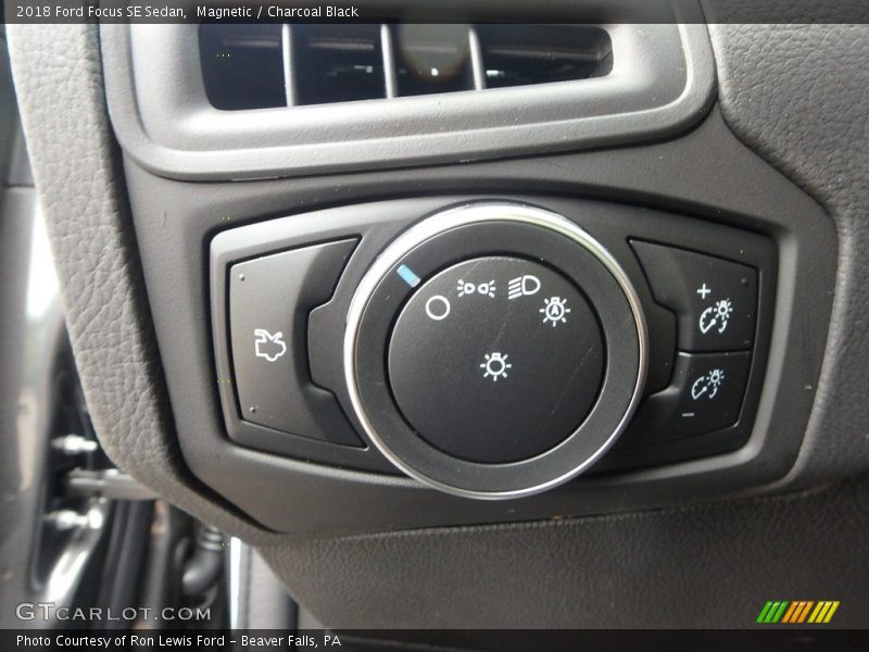 Magnetic / Charcoal Black 2018 Ford Focus SE Sedan
