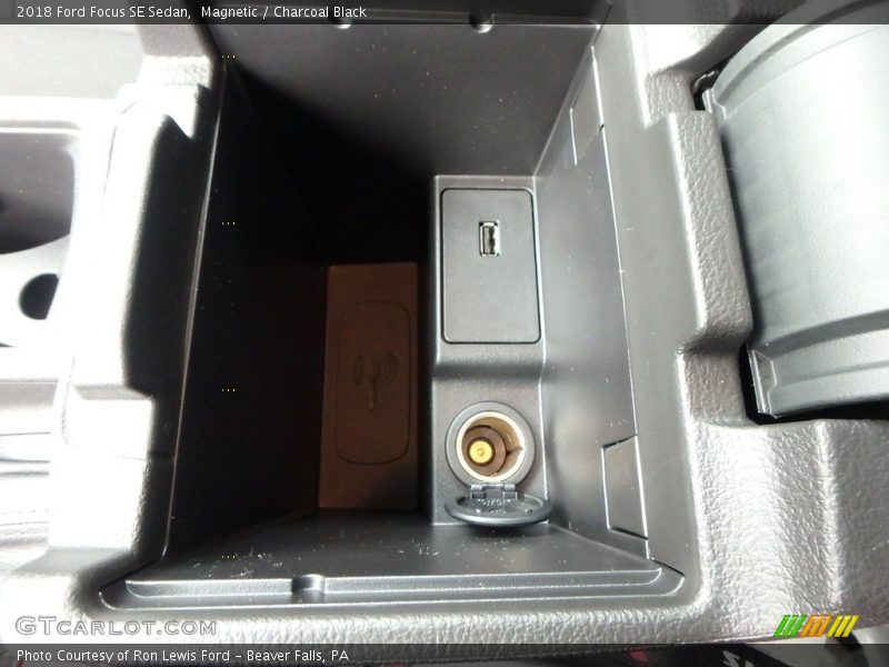 Magnetic / Charcoal Black 2018 Ford Focus SE Sedan