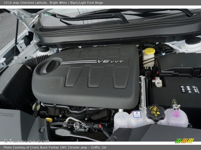 Bright White / Black/Light Frost Beige 2019 Jeep Cherokee Latitude