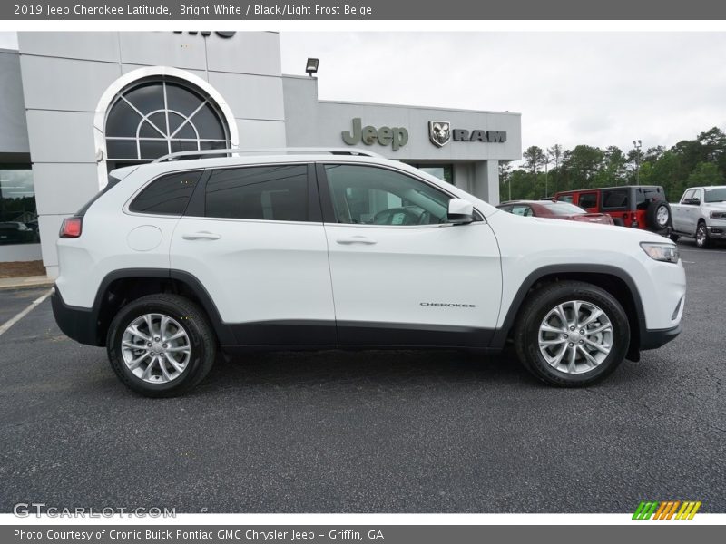 Bright White / Black/Light Frost Beige 2019 Jeep Cherokee Latitude