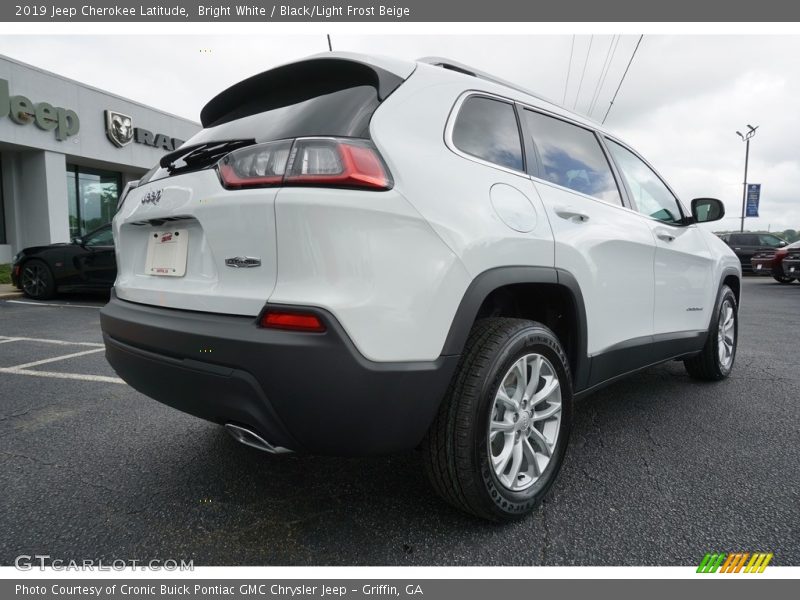 Bright White / Black/Light Frost Beige 2019 Jeep Cherokee Latitude