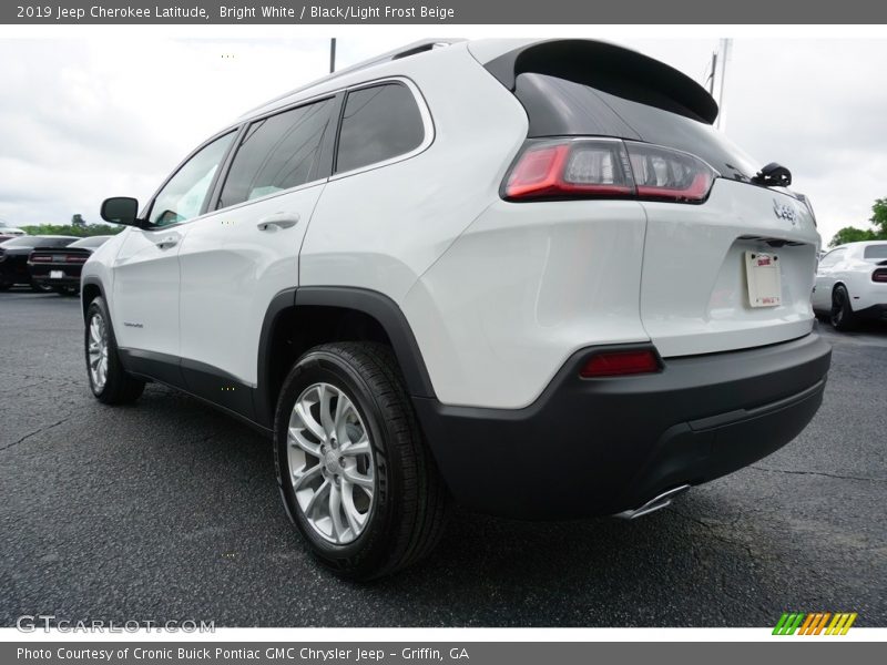 Bright White / Black/Light Frost Beige 2019 Jeep Cherokee Latitude