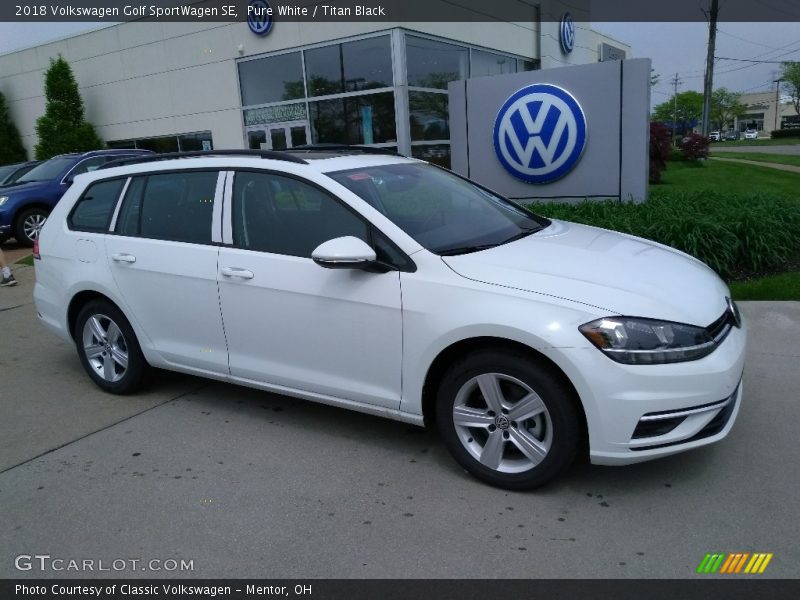 Front 3/4 View of 2018 Golf SportWagen SE