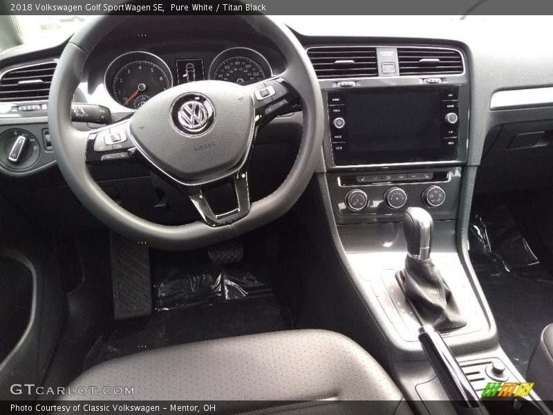 Pure White / Titan Black 2018 Volkswagen Golf SportWagen SE