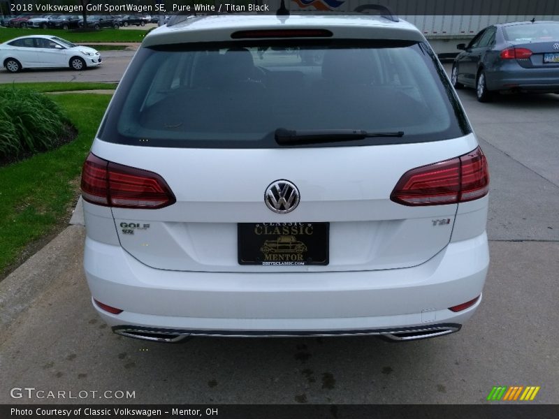 Pure White / Titan Black 2018 Volkswagen Golf SportWagen SE
