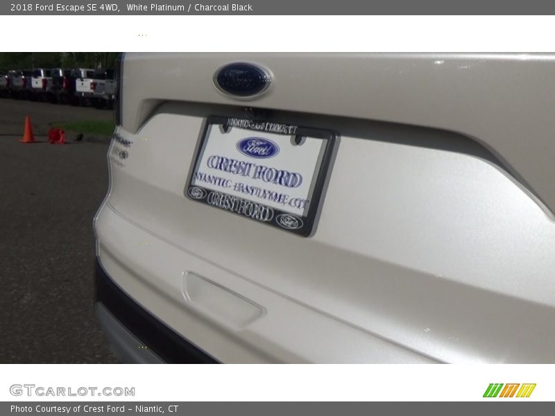 White Platinum / Charcoal Black 2018 Ford Escape SE 4WD