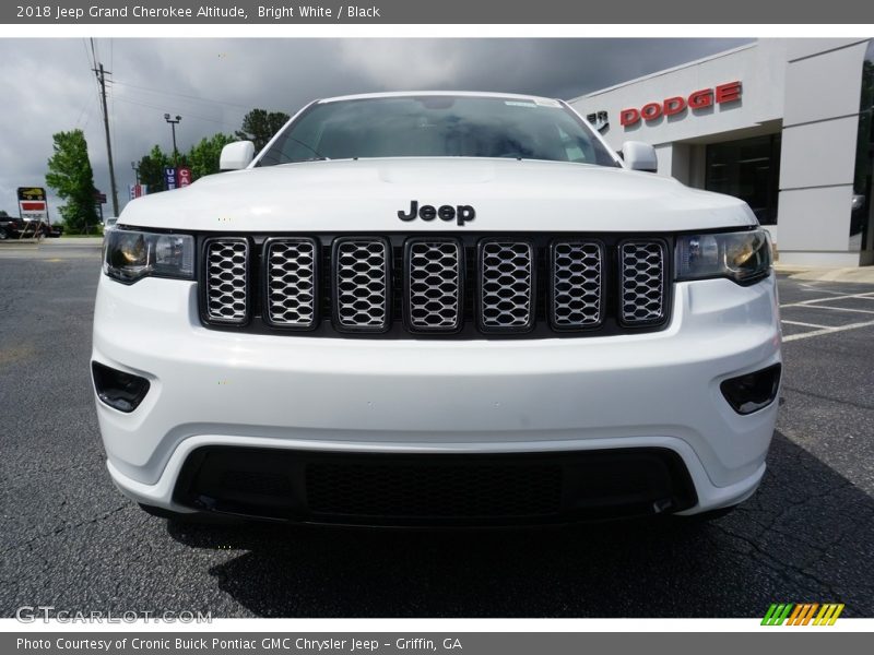 Bright White / Black 2018 Jeep Grand Cherokee Altitude