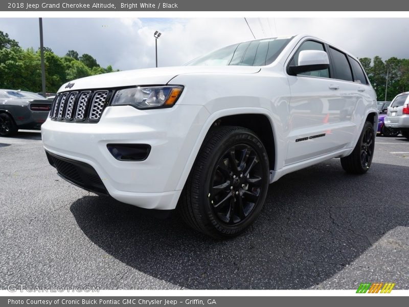Bright White / Black 2018 Jeep Grand Cherokee Altitude