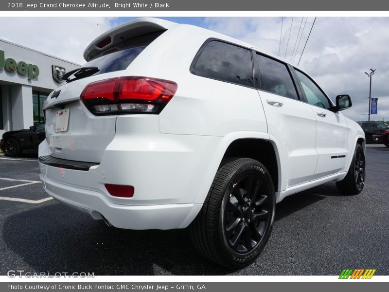 Bright White / Black 2018 Jeep Grand Cherokee Altitude