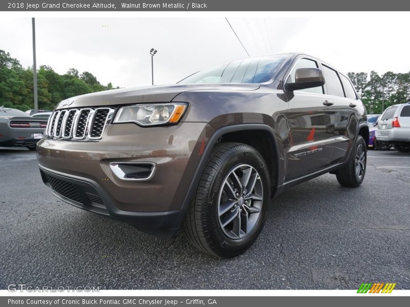 Front 3/4 View of 2018 Grand Cherokee Altitude